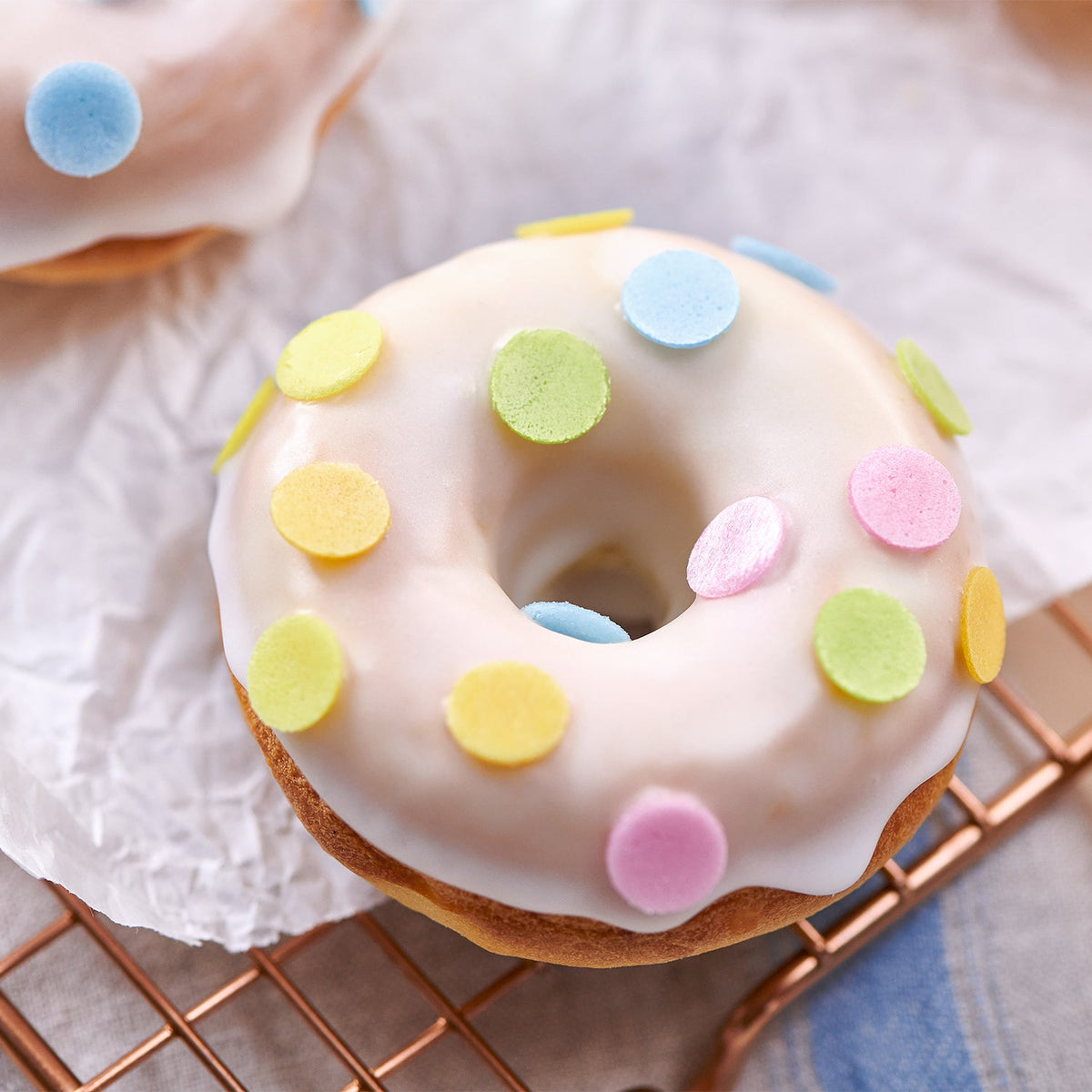 Dr Oetker Party Konfetti Streudekor aus Esspapier 175g bunt – Anwendungsansicht